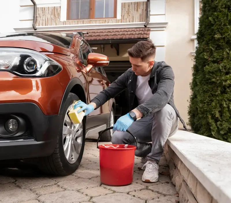 Lavage auto à domicile Le Fœil : professionnel intervenant sur un véhicule